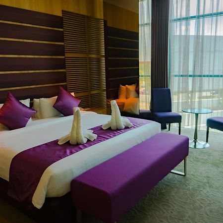 Greens Hotel & Suites Bintulu Bagian luar foto
