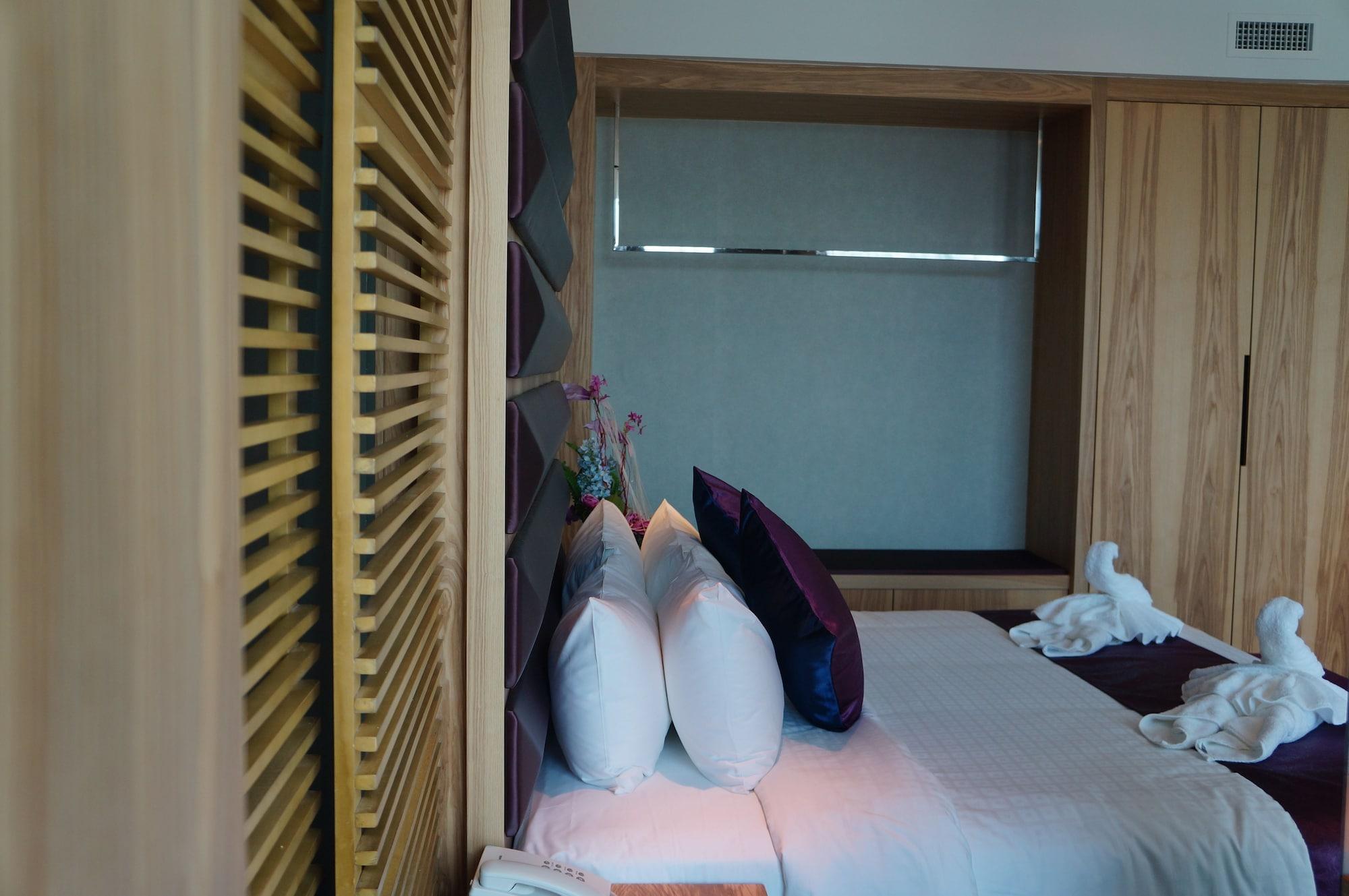 Greens Hotel & Suites Bintulu Bagian luar foto