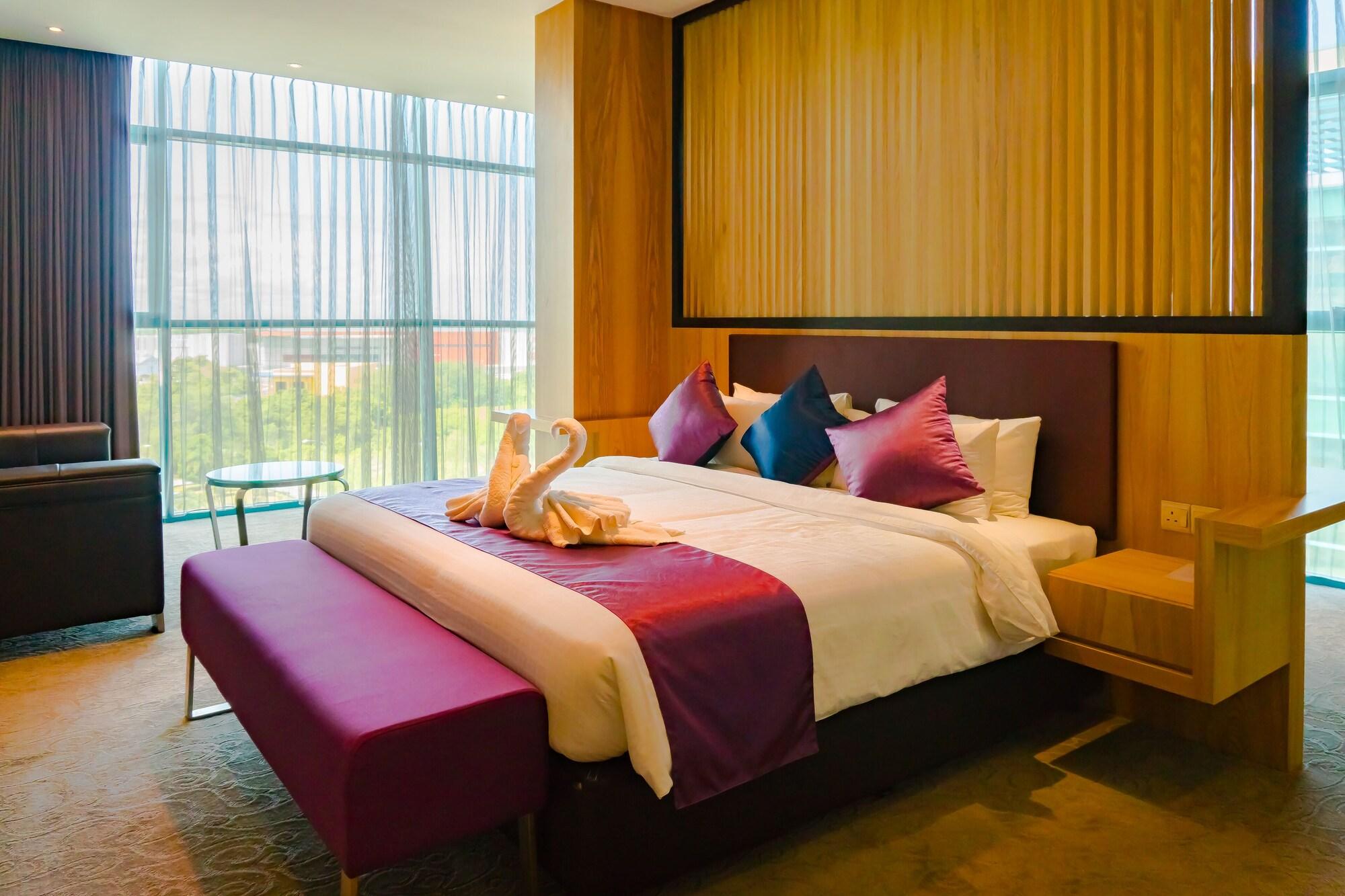 Greens Hotel & Suites Bintulu Bagian luar foto