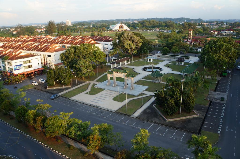 Greens Hotel & Suites Bintulu Bagian luar foto