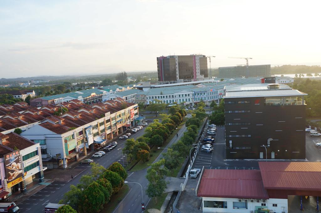 Greens Hotel & Suites Bintulu Bagian luar foto